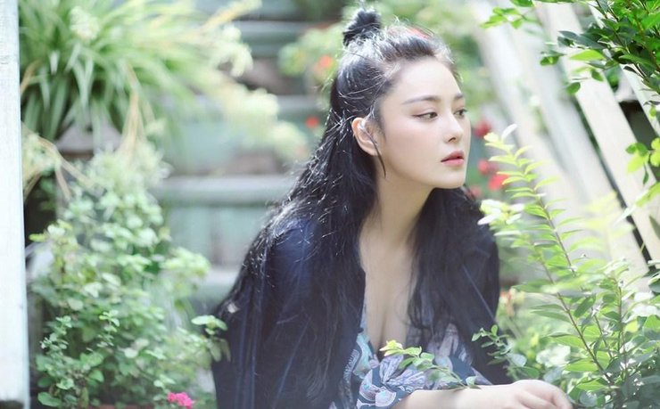 张馨予写真大片诠释时尚侠女风