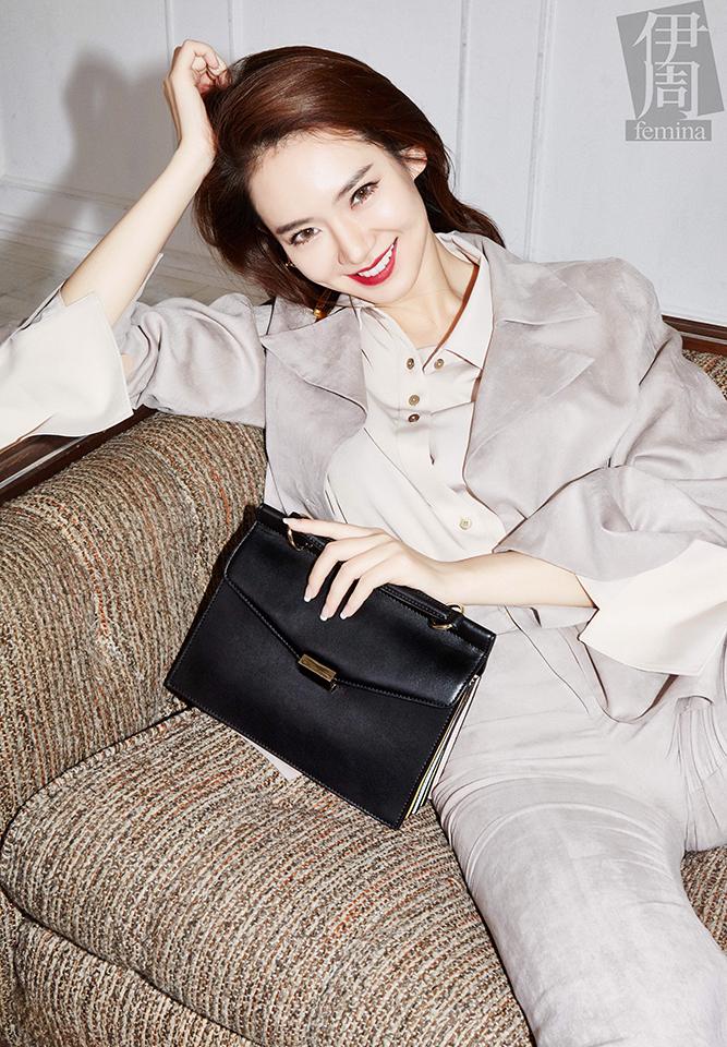 戚薇小露香肩俏皮卖萌 轻熟少女颜值冻龄