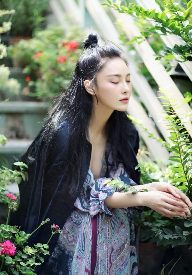 张馨予写真大片诠释时尚侠女风