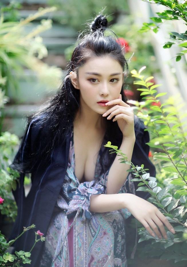 张馨予写真大片诠释时尚侠女风