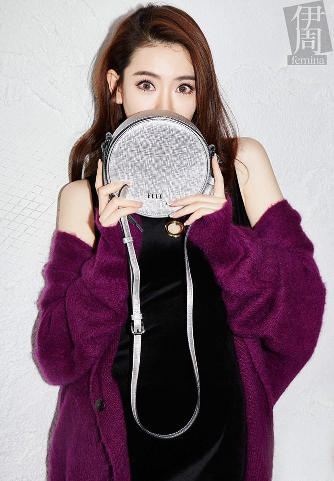 戚薇小露香肩俏皮卖萌 轻熟少女颜值冻龄