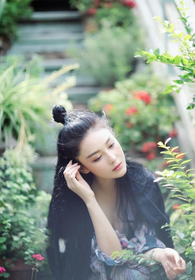 张馨予写真大片诠释时尚侠女风