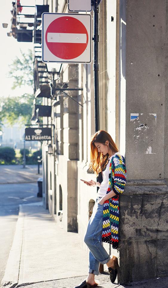 刘亦菲衣品大提升 逆光街拍似人间精灵