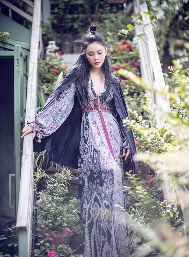 张馨予写真大片诠释时尚侠女风