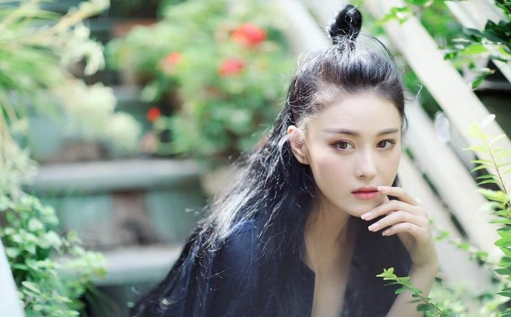 张馨予写真大片诠释时尚侠女风