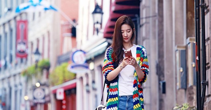 刘亦菲衣品大提升 逆光街拍似人间精灵