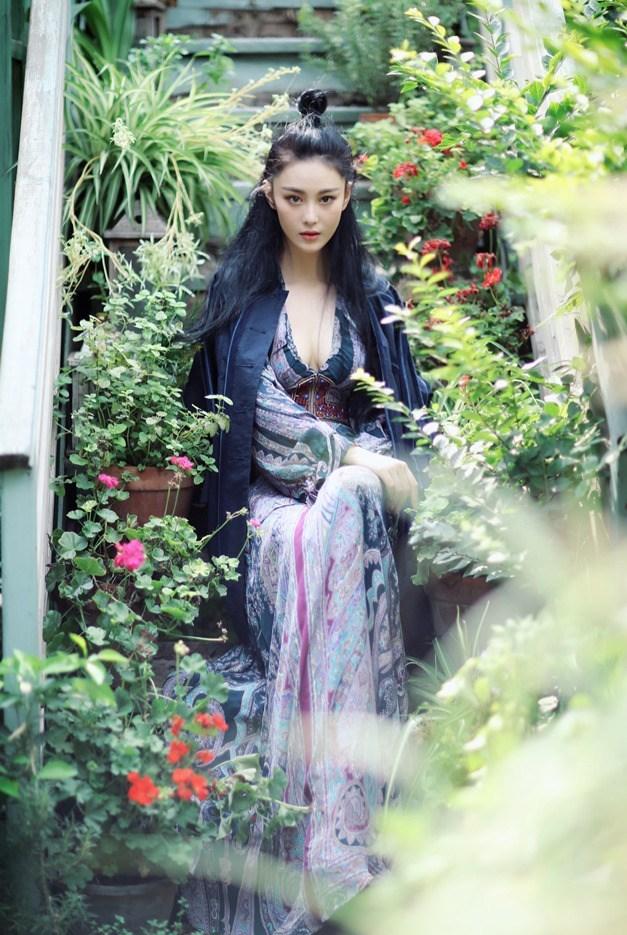 张馨予写真大片诠释时尚侠女风