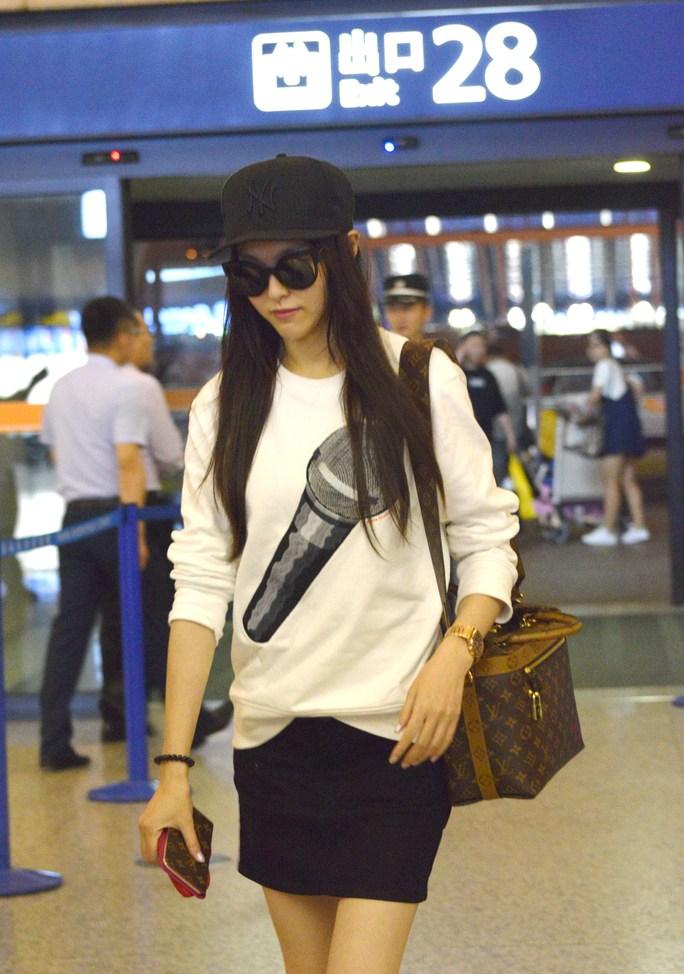 唐嫣短裙晒纤细美腿 腿上疤痕抢镜