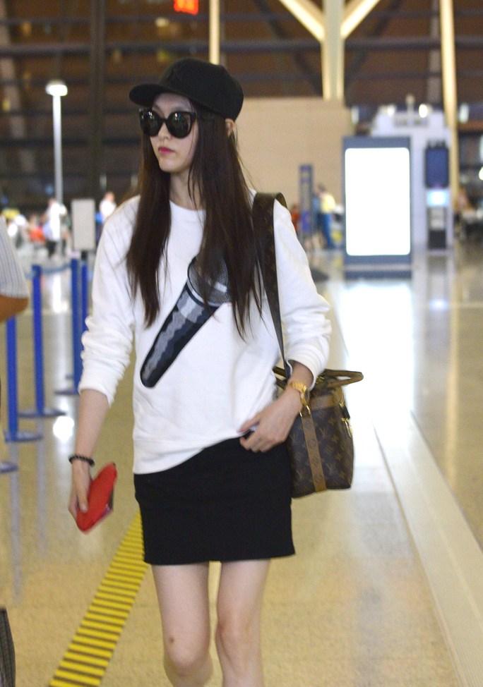 唐嫣短裙晒纤细美腿 腿上疤痕抢镜