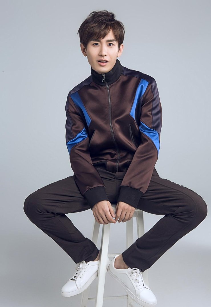 成毅休闲装活力十足 深邃眼神杀撩妹儿