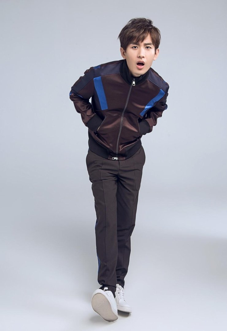 成毅休闲装活力十足 深邃眼神杀撩妹儿