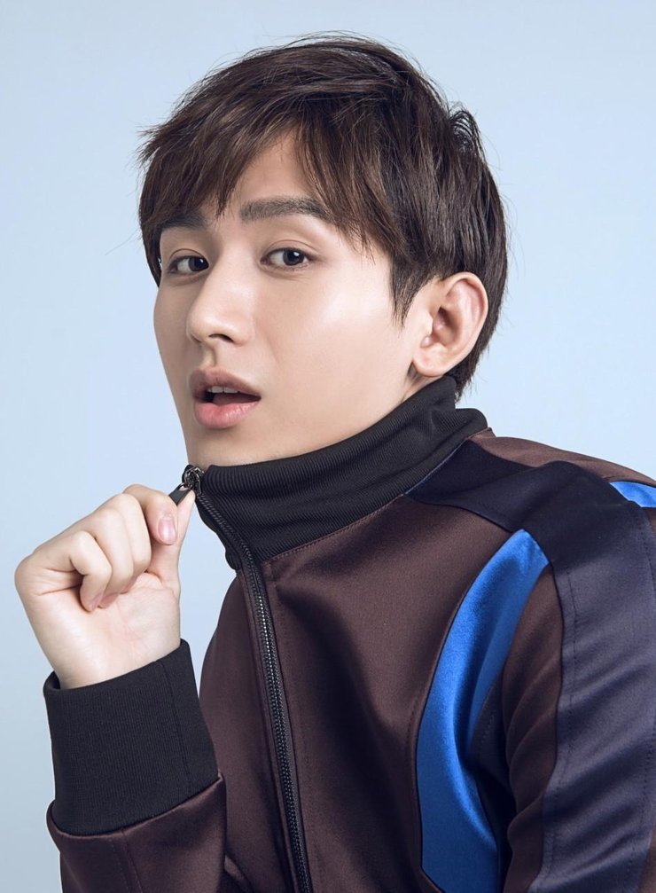 成毅休闲装活力十足 深邃眼神杀撩妹儿