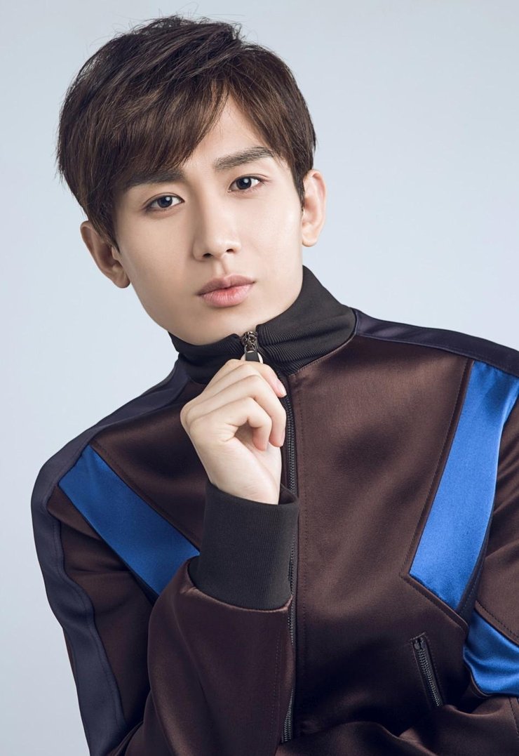 成毅休闲装活力十足 深邃眼神杀撩妹儿