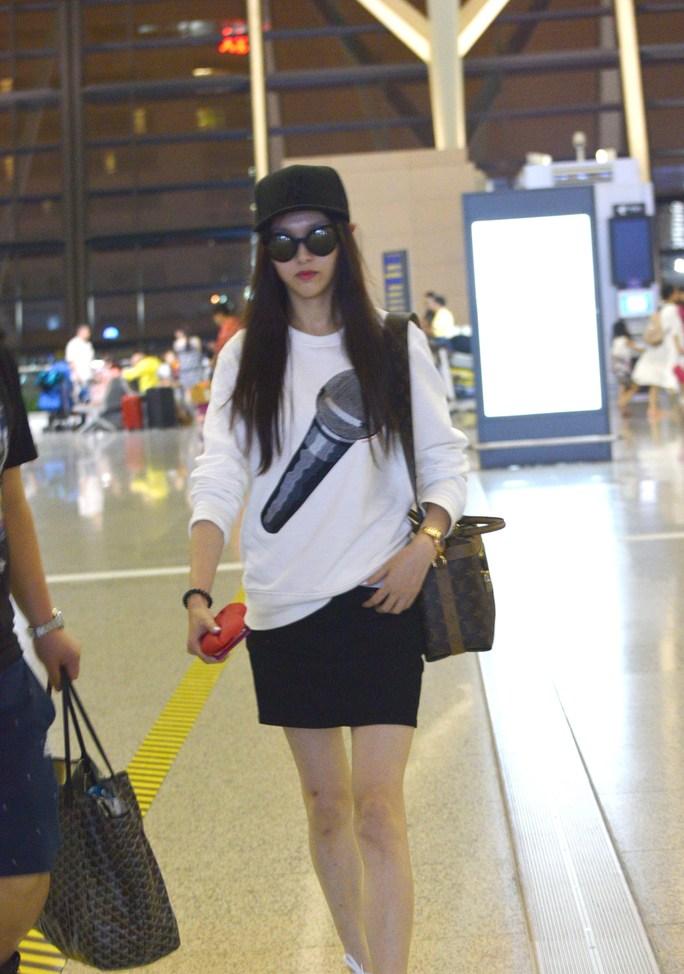 唐嫣短裙晒纤细美腿 腿上疤痕抢镜