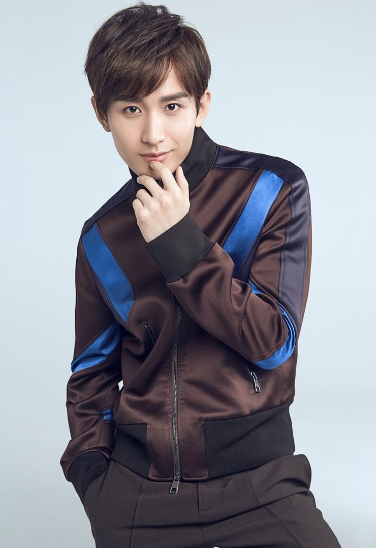 成毅休闲装活力十足 深邃眼神杀撩妹儿