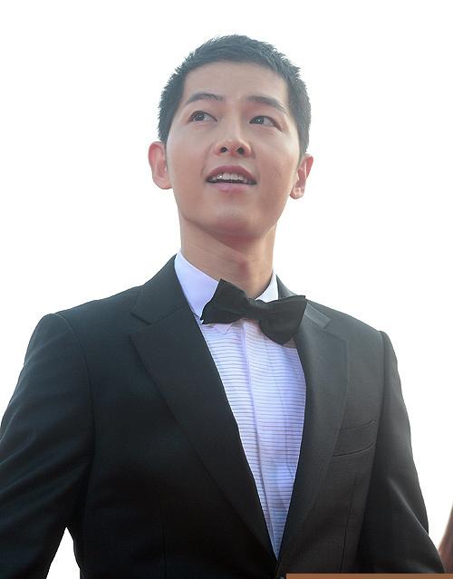 宋仲基亮相首尔电视大赏 头发剪短更清爽