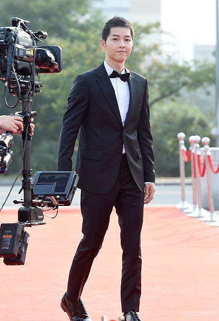 宋仲基亮相首尔电视大赏 头发剪短更清爽