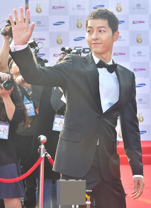 宋仲基亮相首尔电视大赏 头发剪短更清爽