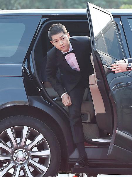 宋仲基亮相首尔电视大赏 头发剪短更清爽