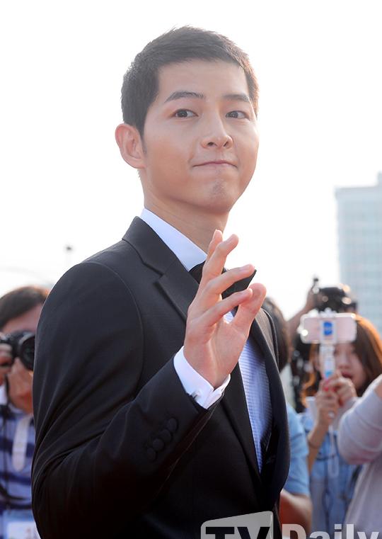 宋仲基亮相首尔电视大赏 头发剪短更清爽