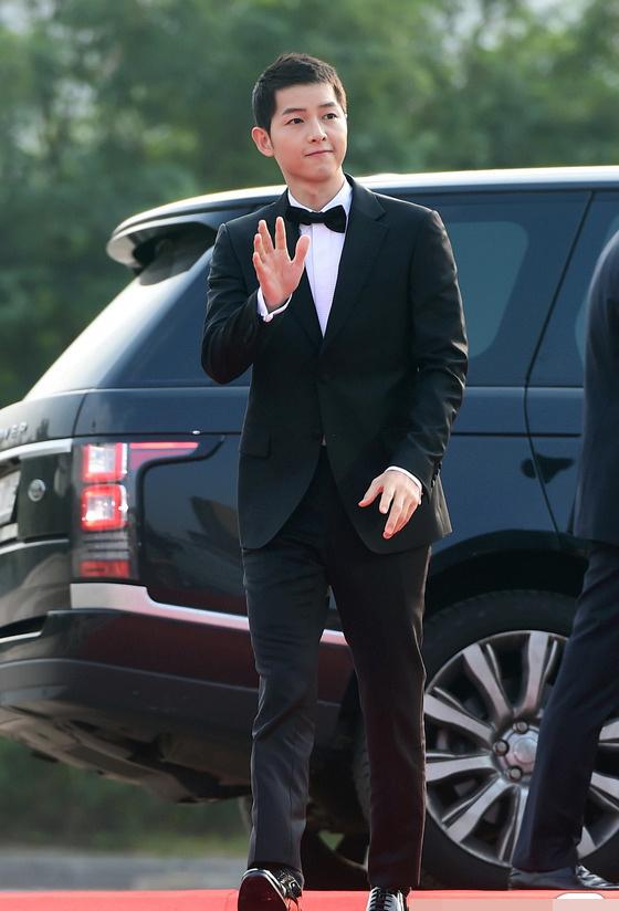 宋仲基亮相首尔电视大赏 头发剪短更清爽