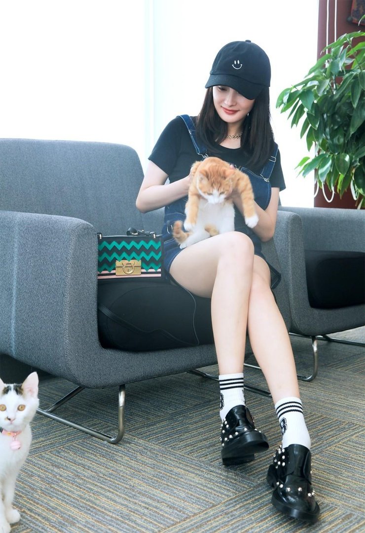 论私服只服杨幂 必杀技美腿美颜看呆你!