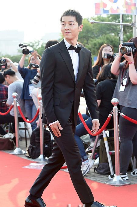 宋仲基亮相首尔电视大赏 头发剪短更清爽