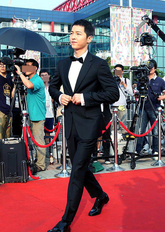 宋仲基亮相首尔电视大赏 头发剪短更清爽