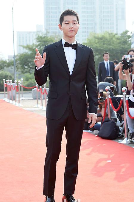 宋仲基亮相首尔电视大赏 头发剪短更清爽