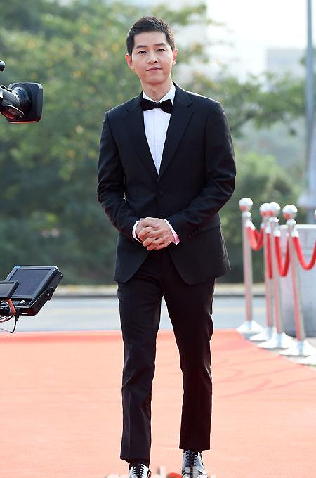 宋仲基亮相首尔电视大赏 头发剪短更清爽