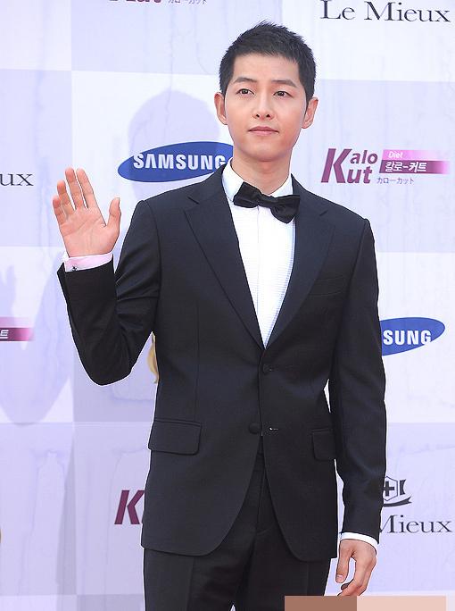 宋仲基亮相首尔电视大赏 头发剪短更清爽