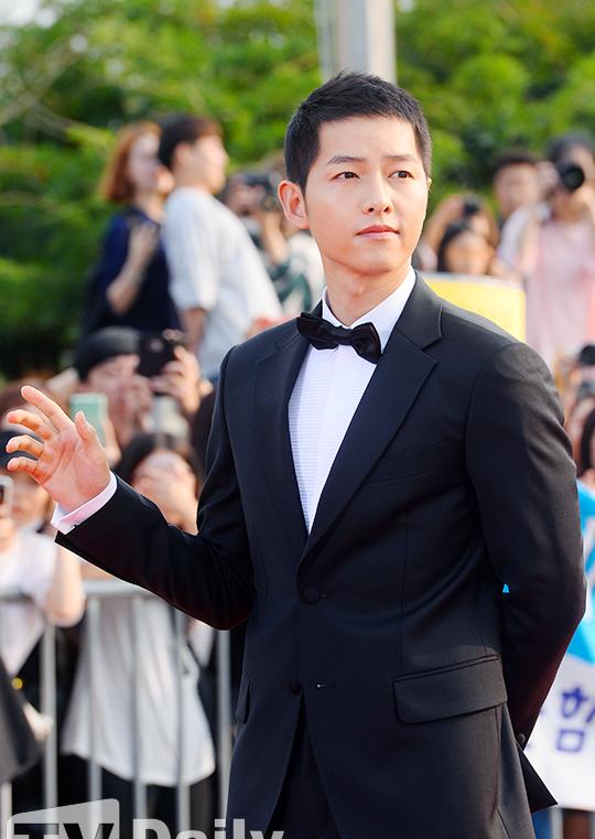 宋仲基亮相首尔电视大赏 头发剪短更清爽