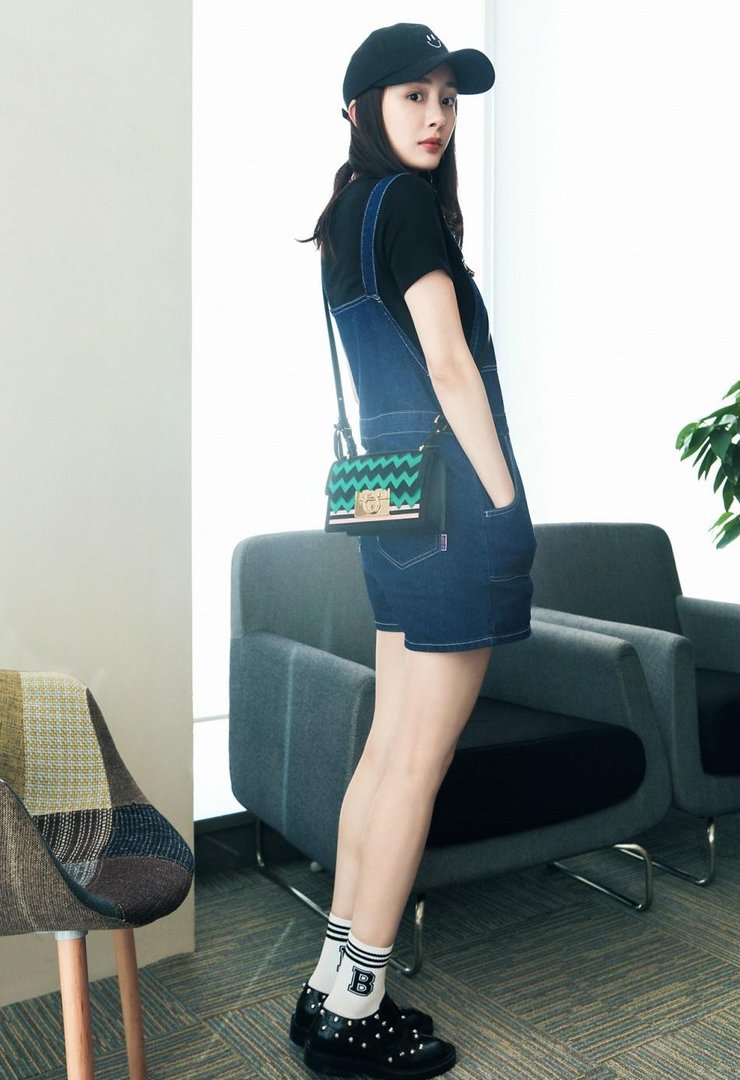 论私服只服杨幂 必杀技美腿美颜看呆你!