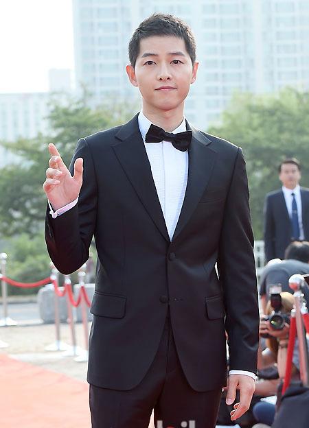 宋仲基亮相首尔电视大赏 头发剪短更清爽