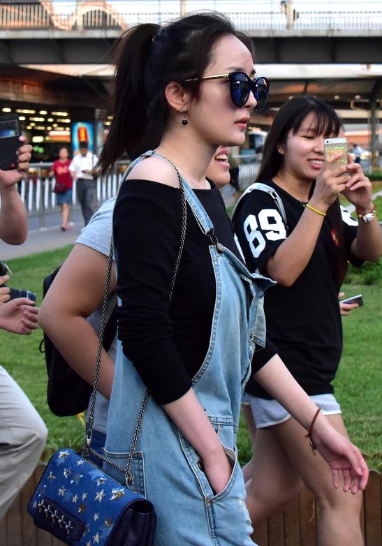 论私服只服杨幂 必杀技美腿美颜看呆你!