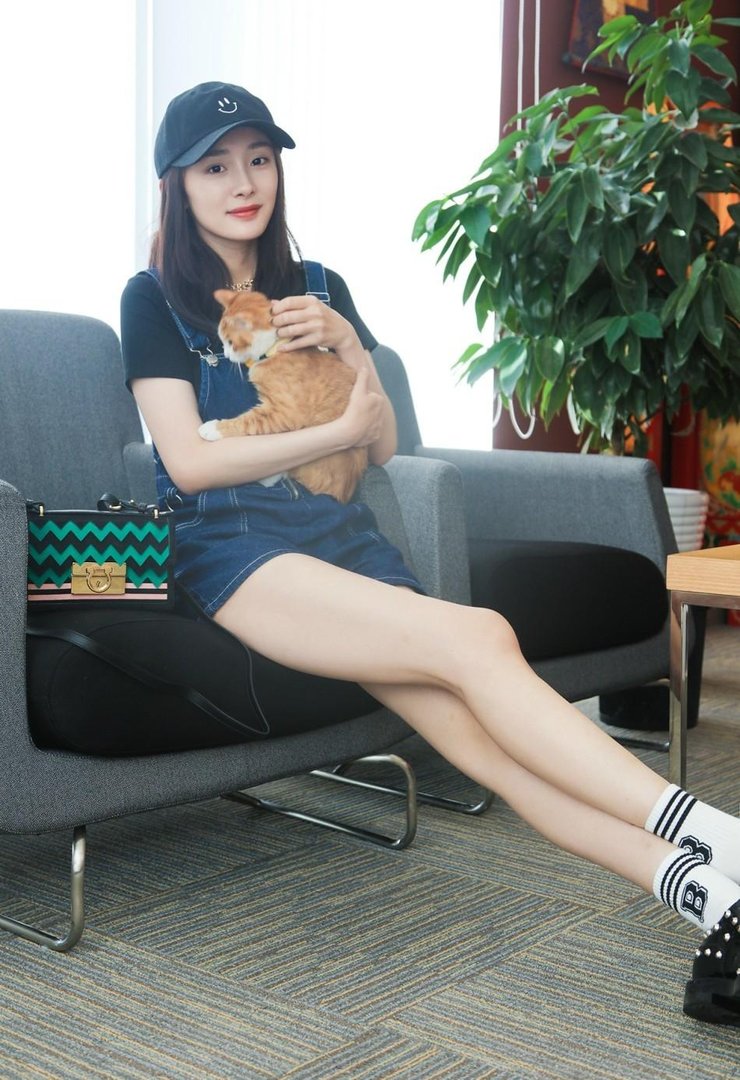 论私服只服杨幂 必杀技美腿美颜看呆你!