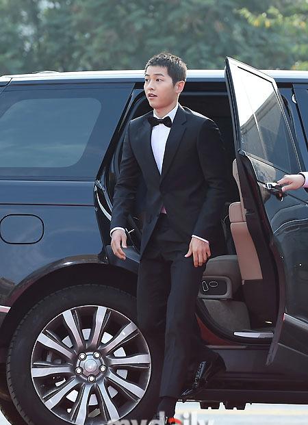 宋仲基亮相首尔电视大赏 头发剪短更清爽