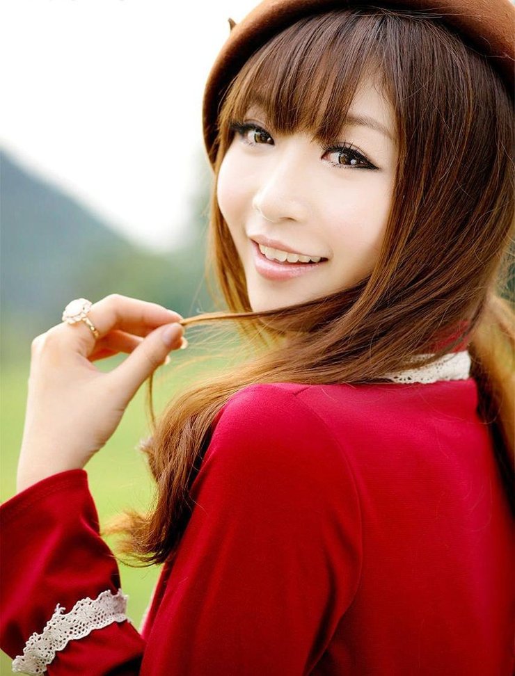 红衣少女秋季郊外可爱图片写真