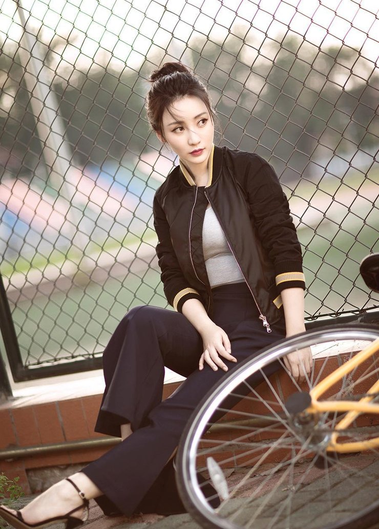 柳岩秋日写真 玩转御姐轻熟风御姐风范