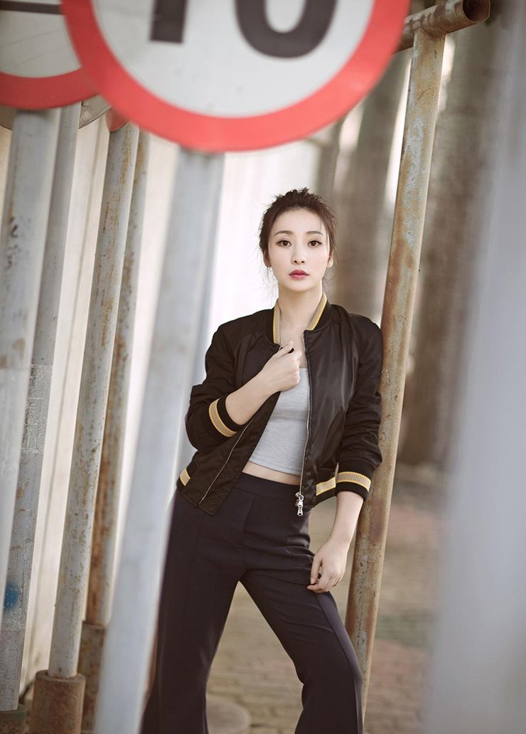 柳岩秋日写真 玩转御姐轻熟风御姐风范