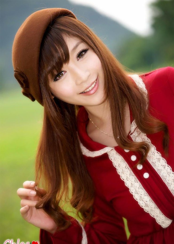 红衣少女秋季郊外可爱图片写真