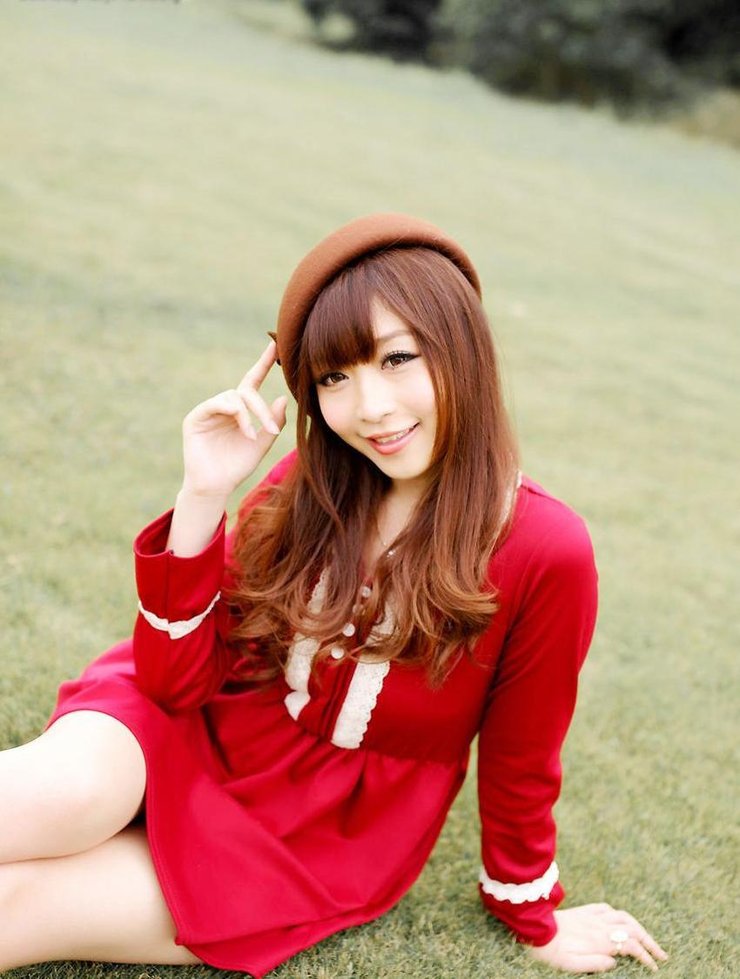 红衣少女秋季郊外可爱图片写真