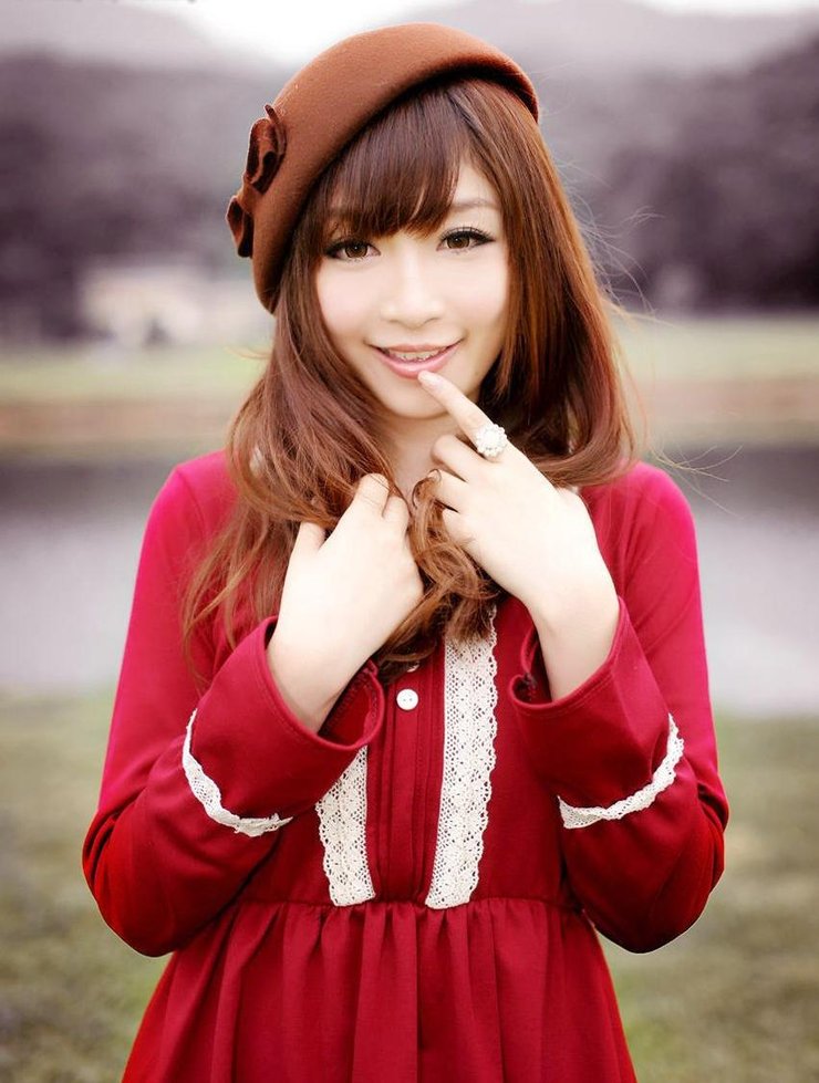 红衣少女秋季郊外可爱图片写真