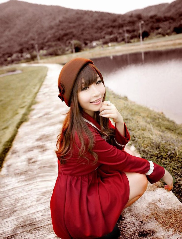 红衣少女秋季郊外可爱图片写真