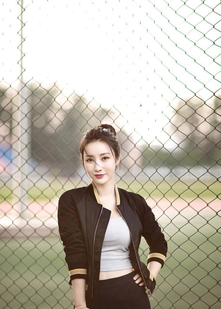 柳岩秋日写真 玩转御姐轻熟风御姐风范