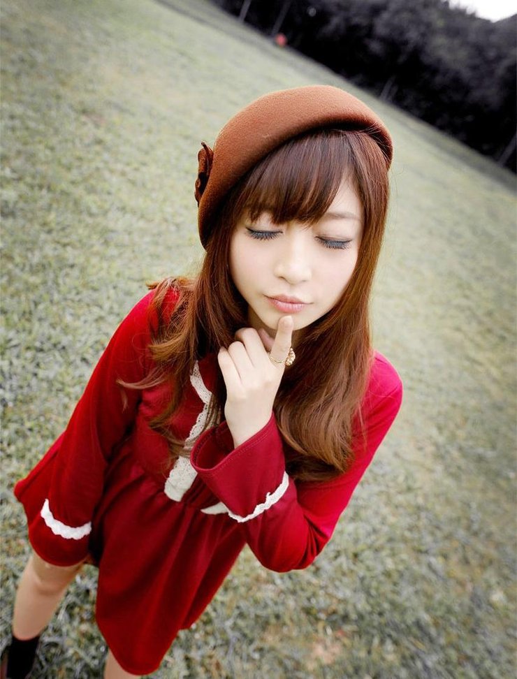 红衣少女秋季郊外可爱图片写真