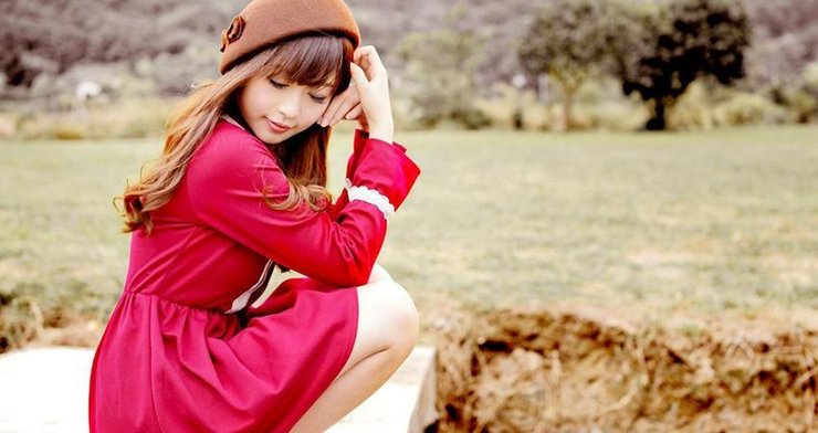 红衣少女秋季郊外可爱图片写真