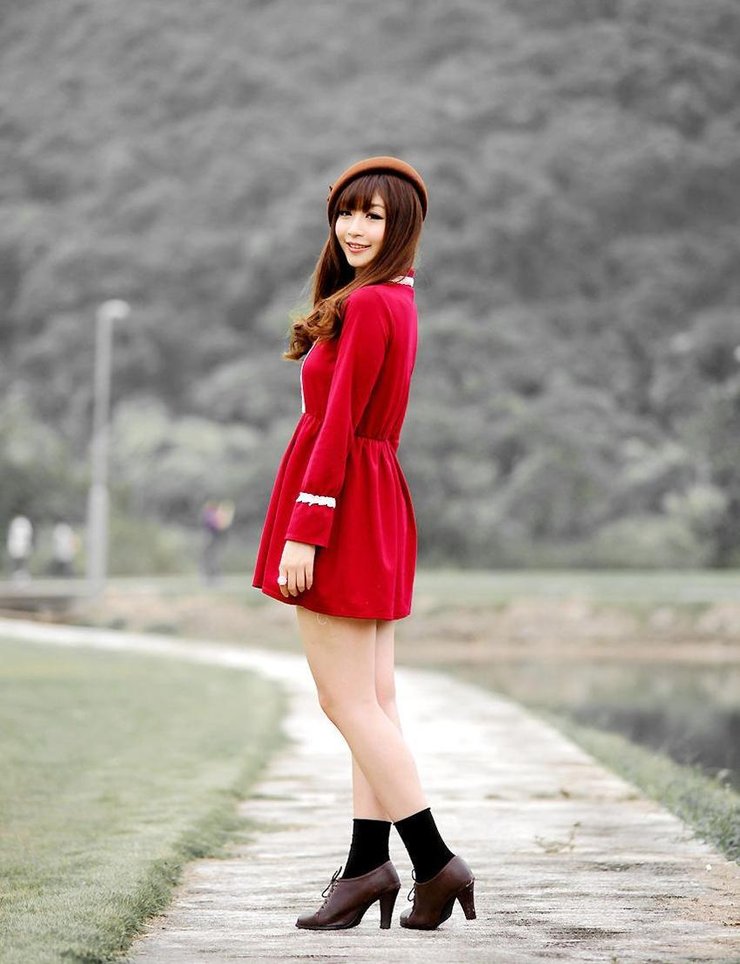 红衣少女秋季郊外可爱图片写真