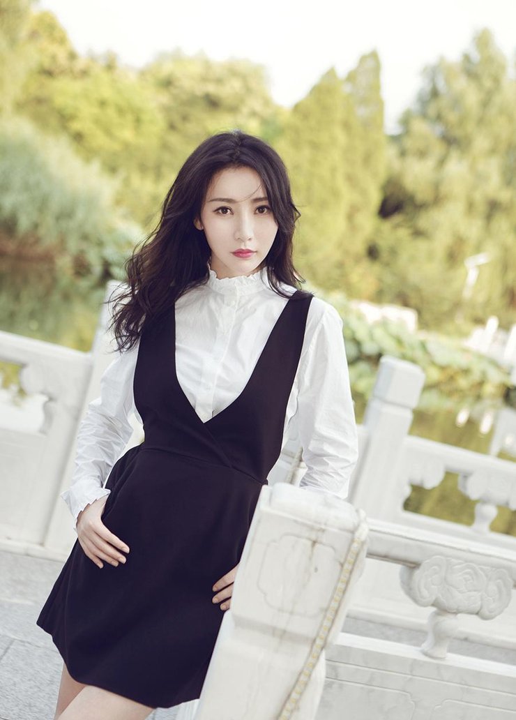 柳岩秋日写真 玩转御姐轻熟风御姐风范