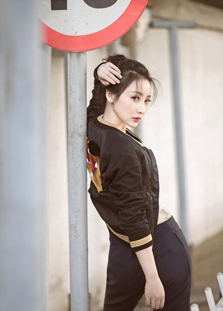 柳岩秋日写真 玩转御姐轻熟风御姐风范